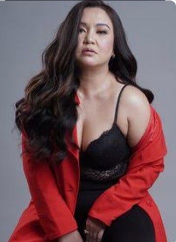 Anne Clutz beauty influencer Philippines with ash blonde hair
